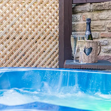 The Granary With Hot Tub - 2 Miles From Skipton * Carleton