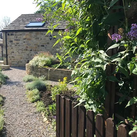 The Granary With Hot Tub - 2 Miles From Skipton Carleton