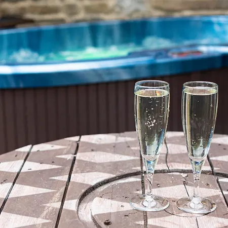 The Granary With Hot Tub - 2 Miles From Skipton Carleton
